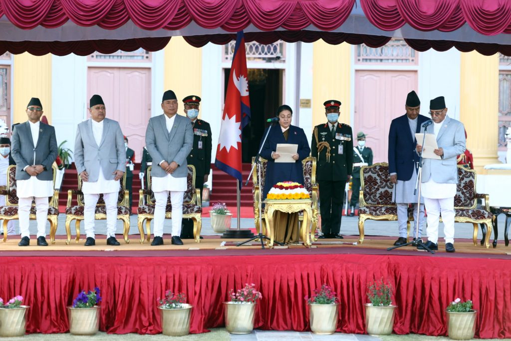 राष्ट्रपति भण्डारीद्वारा नवनियुक्त प्रधानमन्त्री दाहाललाई पद तथा गोपनीयताको शपथ